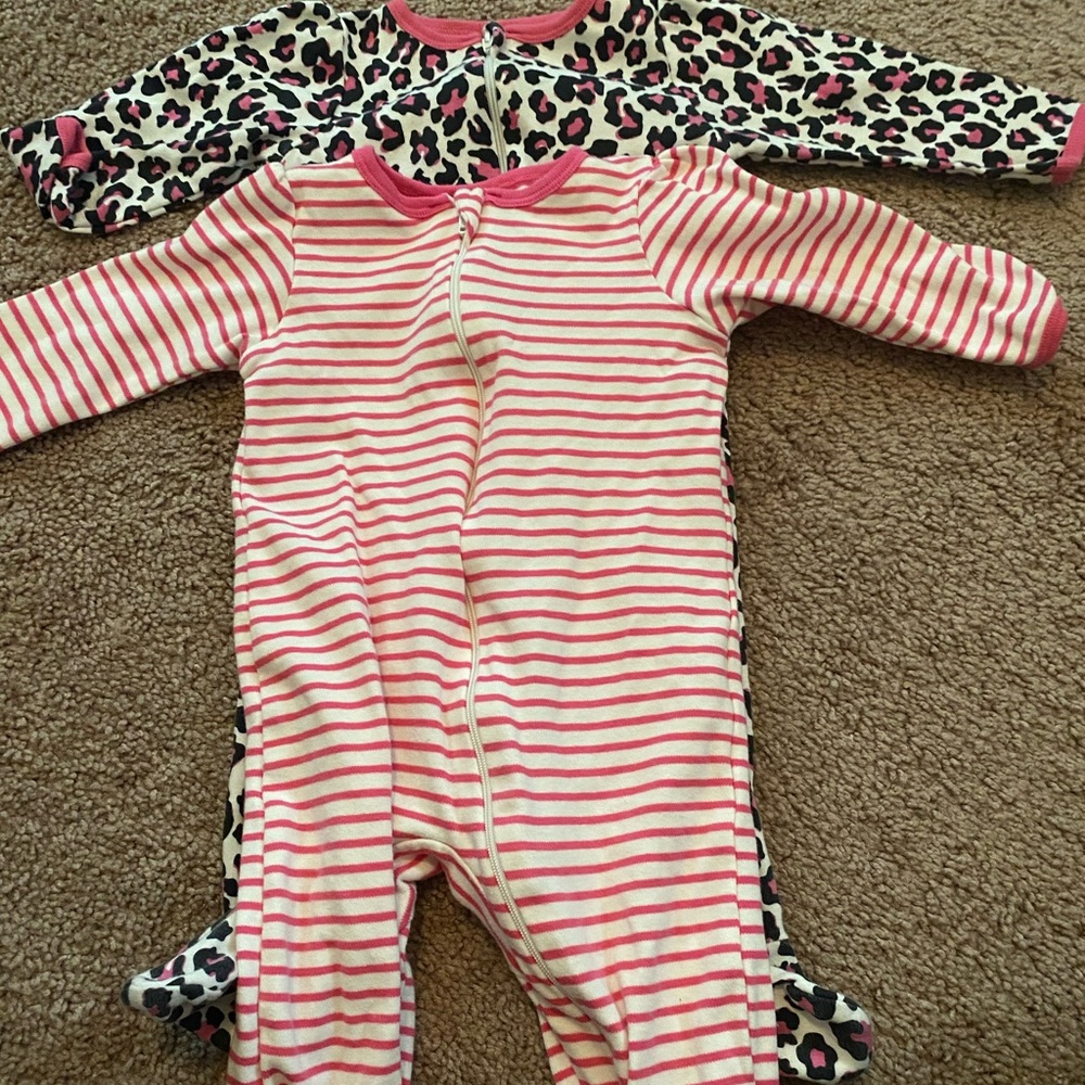 Set of 2 long sleeved footed sleepers 6-9 months